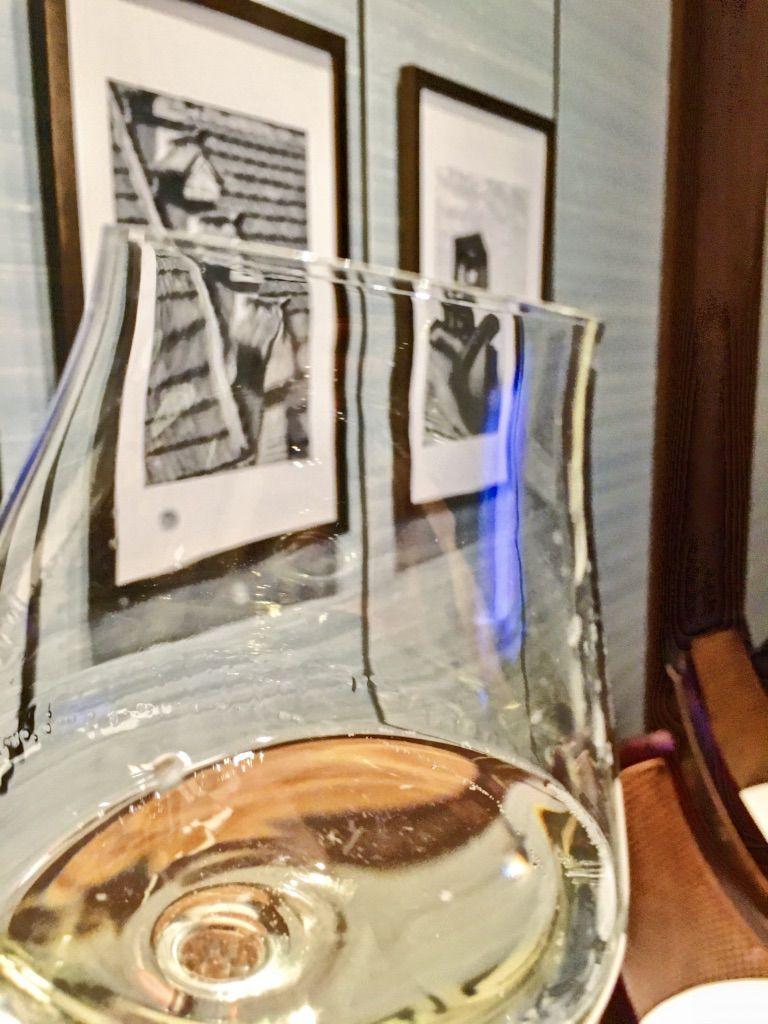 品味葡萄酒，摇晃酒杯的艺术