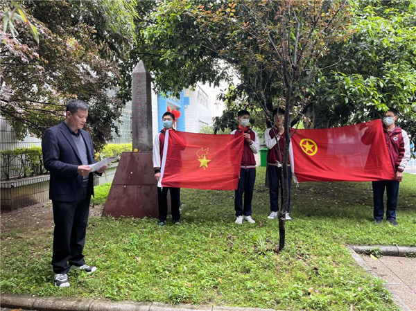 铭记英烈，以寄语寄情——祭扫活动中的深情致敬
