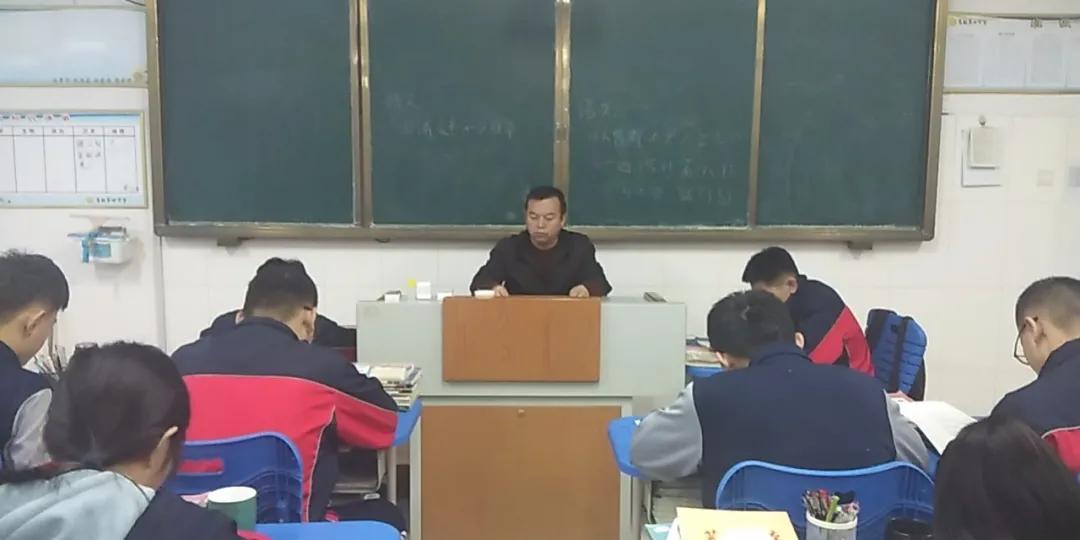 优秀班主任事迹，育人为本，情暖人心