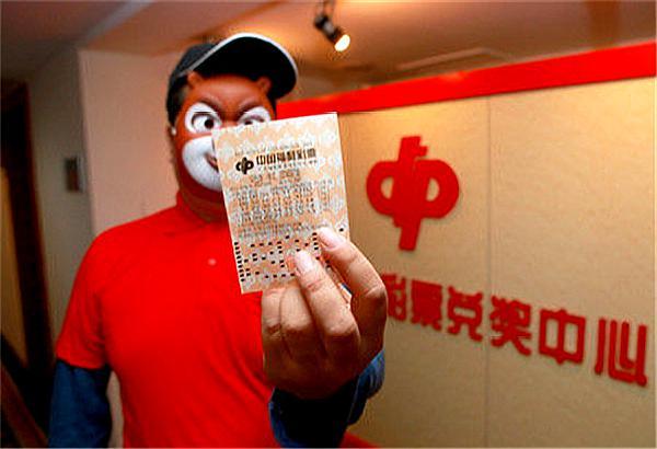 双色球最新开奖消息，8月1日中得四个红码，幸运者的希望之花绽放